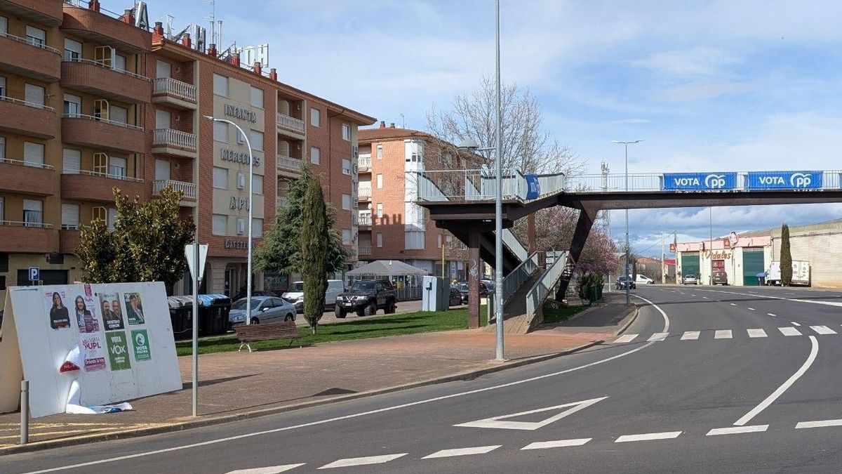 Carteles electorales en La Bañeza.