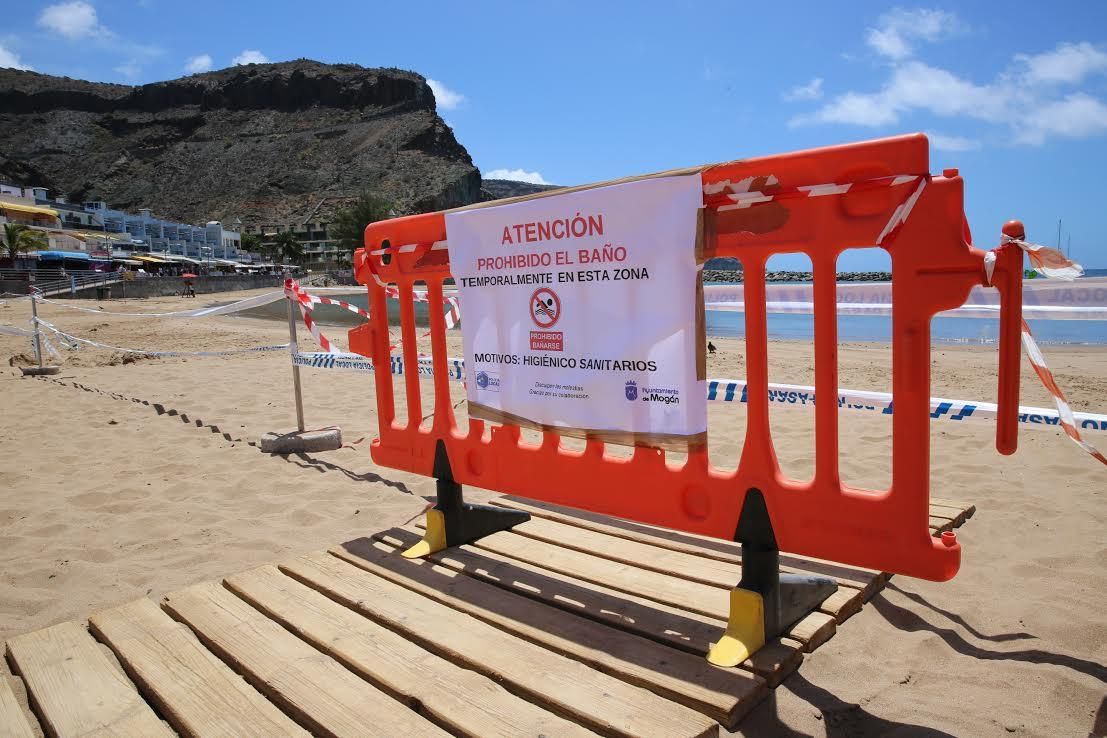Prohibido el baño en la Playa de Mogán. (ALEJANDRO RAMOS)