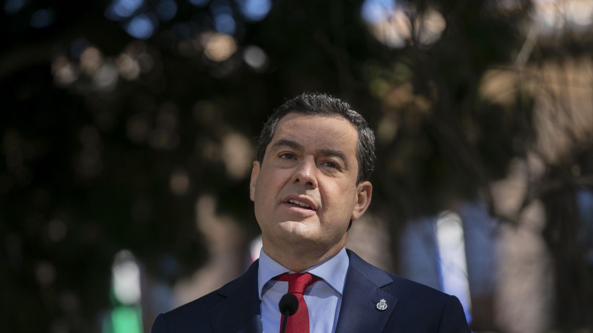 El presidente de la Junta de Andalucía, Juanma Moreno, en una foto de archivo tras el Consejo de Gobierno del 23 de febrero de 2021 en Ronda (Málaga).
