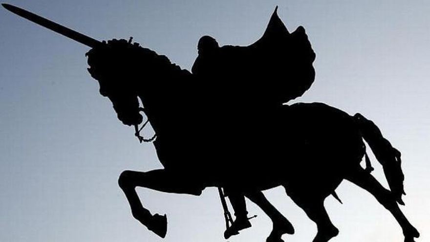 Imagen a contraluz de la Estatua del Cid Campeador en Burgos. Foto: Utrilla (Wikimedia Commons)