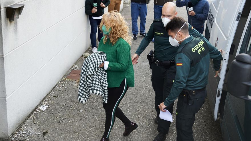 Carmen Mereno, la acusada por el crimen del cráneo de Castro Urdiales, sale de un furgón de la Guardia Civil para entrar al Juzgado de Instrucción número 3 de Castro Urdiales