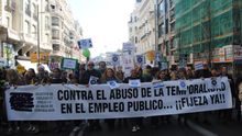 La cabecera de la manifestación avanza por la Gran Vía, este sábado.