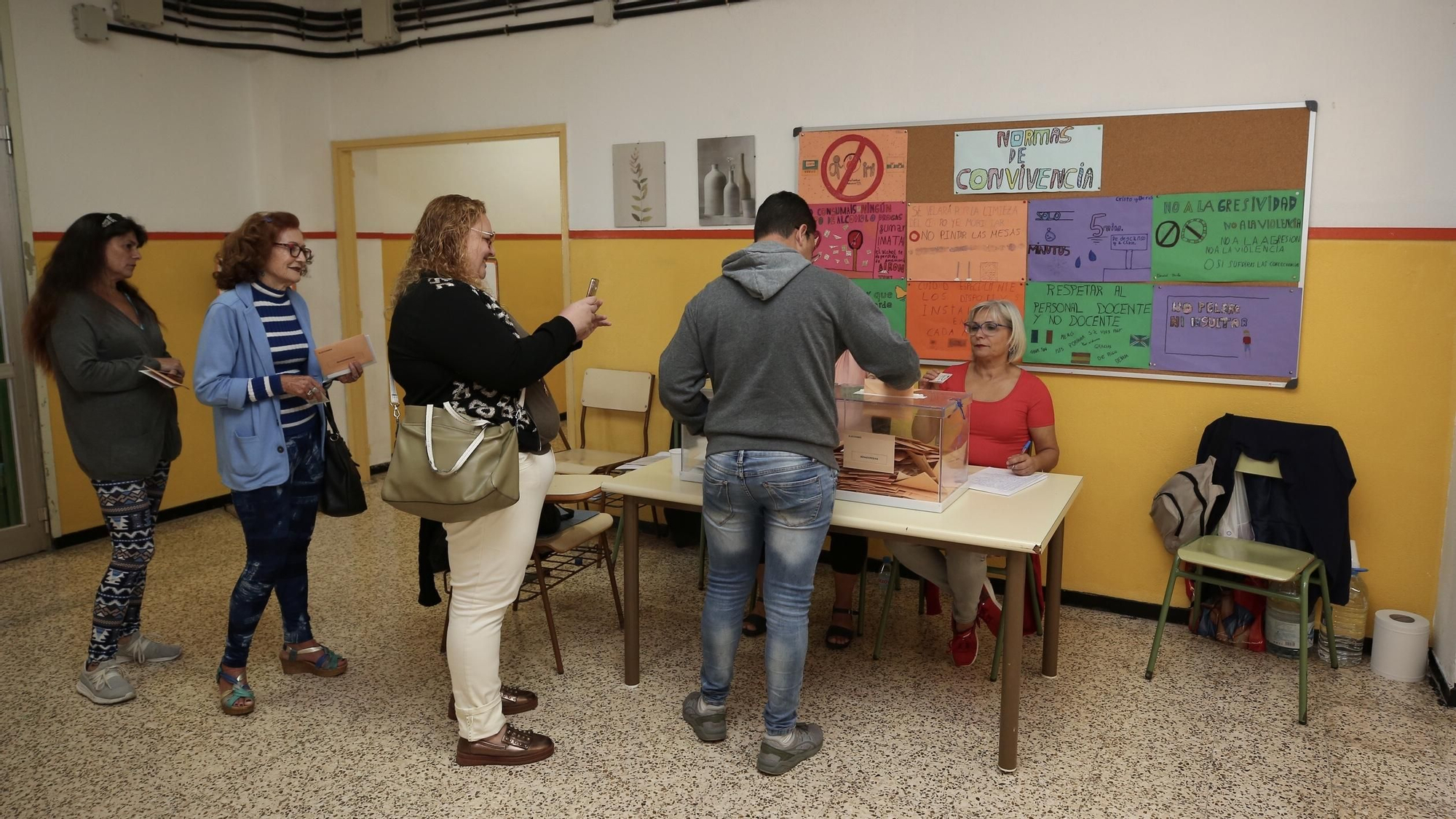 Colegios electorales durante al 10N en Las Palmas de Gran Canaria. (Alejandro Ramos)