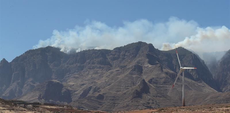 Vista este martes del foco del pinar de Tamadaba del incendio de Gran Canaria. EFE/Elvira Urquijo A.