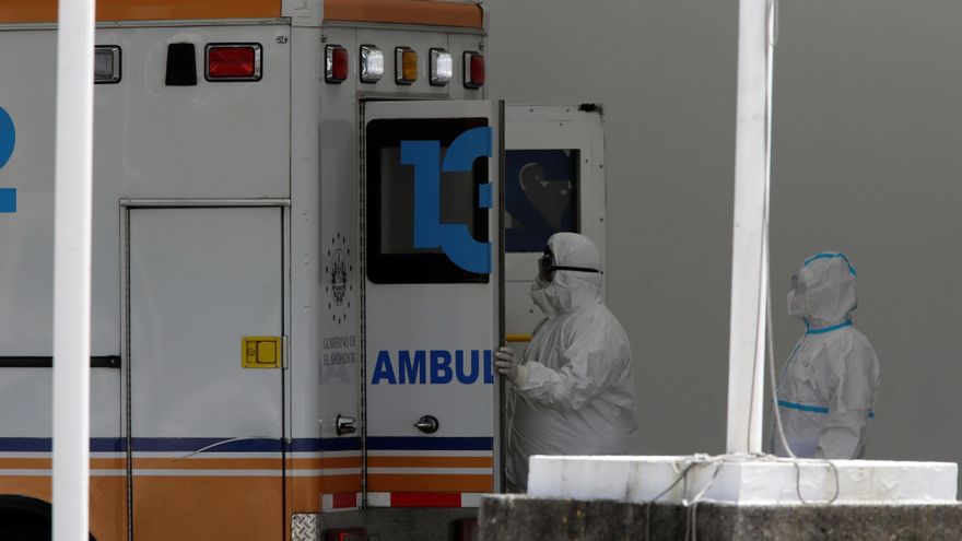 Personal sanitario traslada a un paciente a una unidad especializada en tratamiento covid-19, el 25 de agosto de 2021, en un hospital de San Salvador (El Salvador).EFE/ Rodrigo Sura