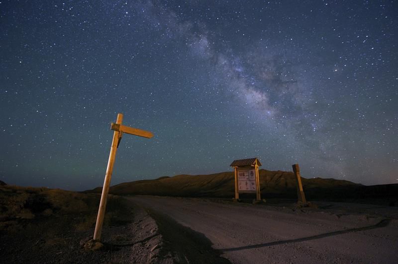 La Vía Láctea sobre el camino del Valle de la cueva en el municipio de Antigua. (EFE/CARLOS DE SAÁ)