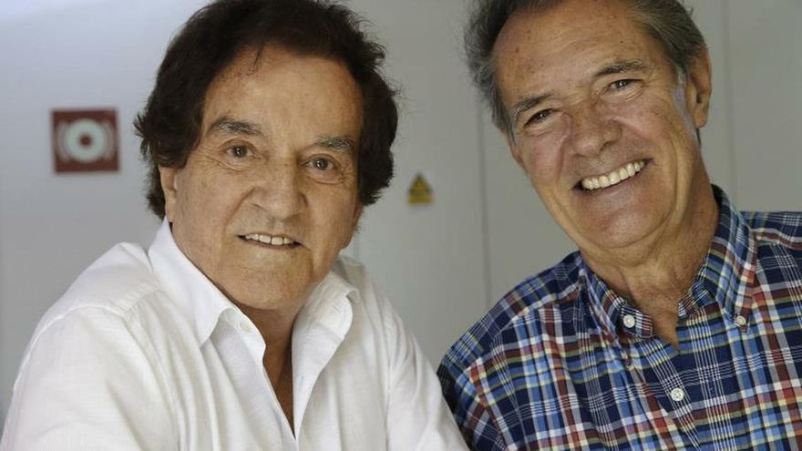 Los integrantes de la pareja musical Dúo Dinámico, Manuel de la Calva (i) y Ramón Arcusa (d).