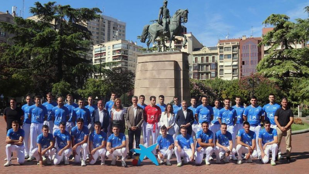Foto de grupo en el paseo del Espolón de Logroño, con pelotaris y organizadores