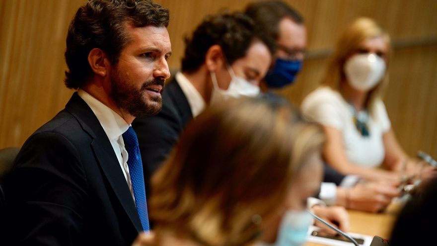 Casado pide a todos los cargos del PP que defiendan que los indultos son inconstitucionales pese a ser falso
