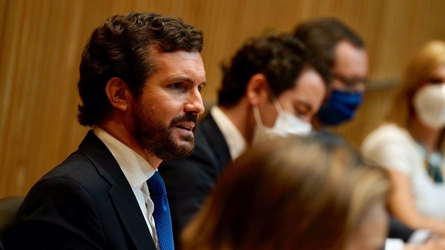 Casado, este lunes, durante la reunión de los grupos parlamentarios del PP de Congreso y Senado.