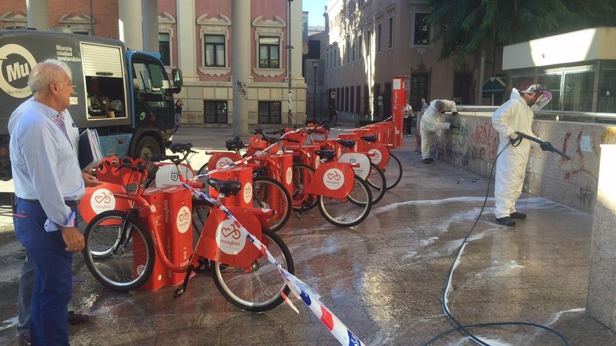 El concejal Ortiz en la Plaza de la Universidad de Murcia