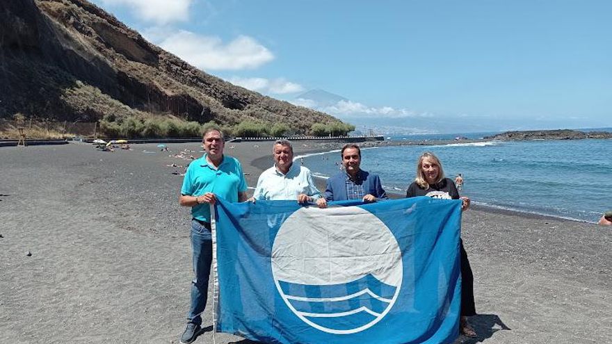 Colocación de la Bandera Azul en la playa de La Arena, en Tacoronte