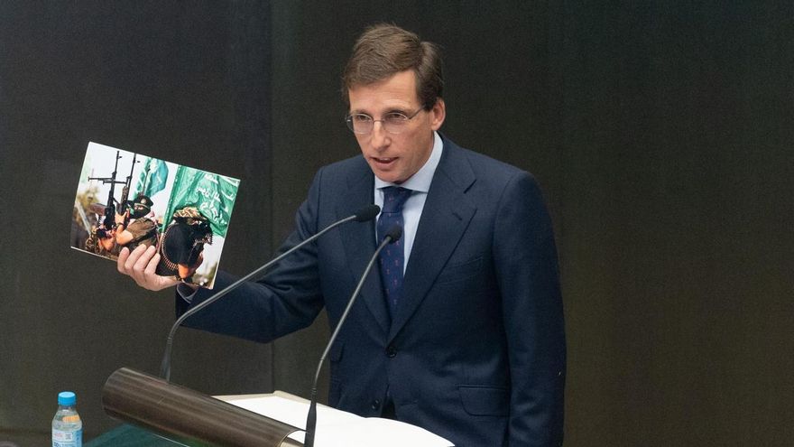 El alcalde de Madrid, José Luis Martínez-Almeida, interviene durante un pleno ordinario en el Ayuntamiento de Madrid