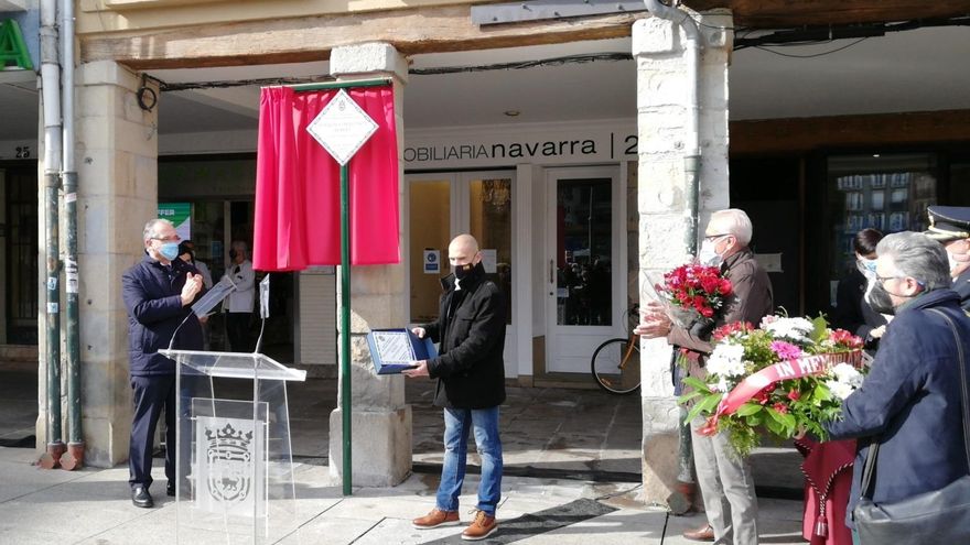 Enrique Maya y Francisco Javier Berlanga en el acto de colocación de la placa en recuerdo a Francisco Berlanga, asesinado por ETA