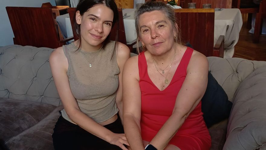 Rosa y Claudia Traisac, madre e hija se dan la mano en la película 'Después de la derrota'