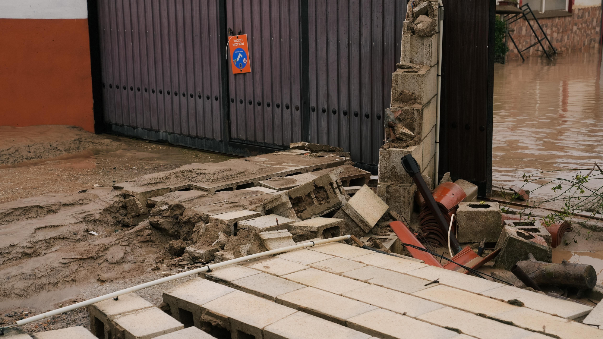 El lodo y el barro, dentro de las parcelas de las calles Perdiz y La Tórtola