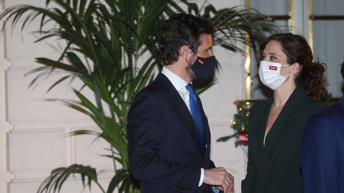 El presidente del PP, Pablo Casado, y la presidenta de la Comunidad de Madrid, Isabel Díaz Ayuso, conversan a su llegada a la presentación del libro del expresidente Mariano Rajoy, en el Real Casino de Madrid, a 1 de diciembre de 2021, en Madrid (España)