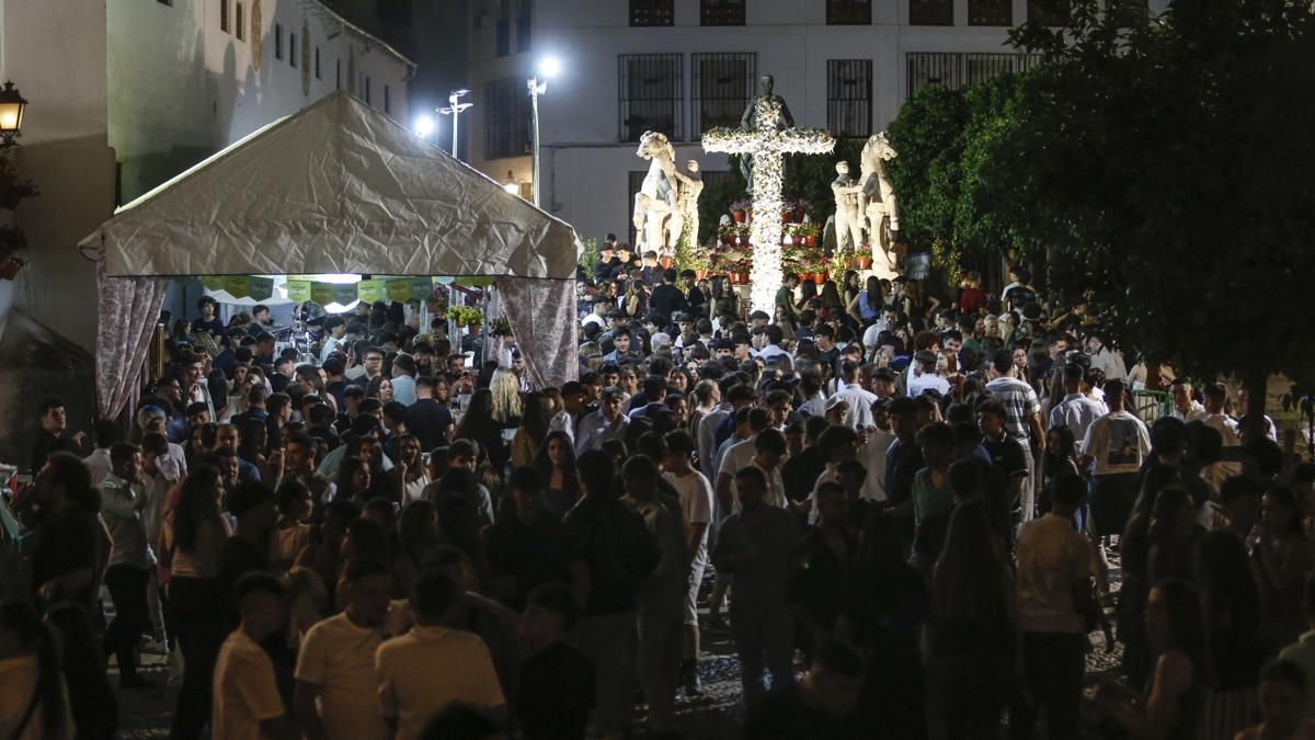 Ambiente nocturno de las Cruces de Mayo en la plaza Conde de Priego