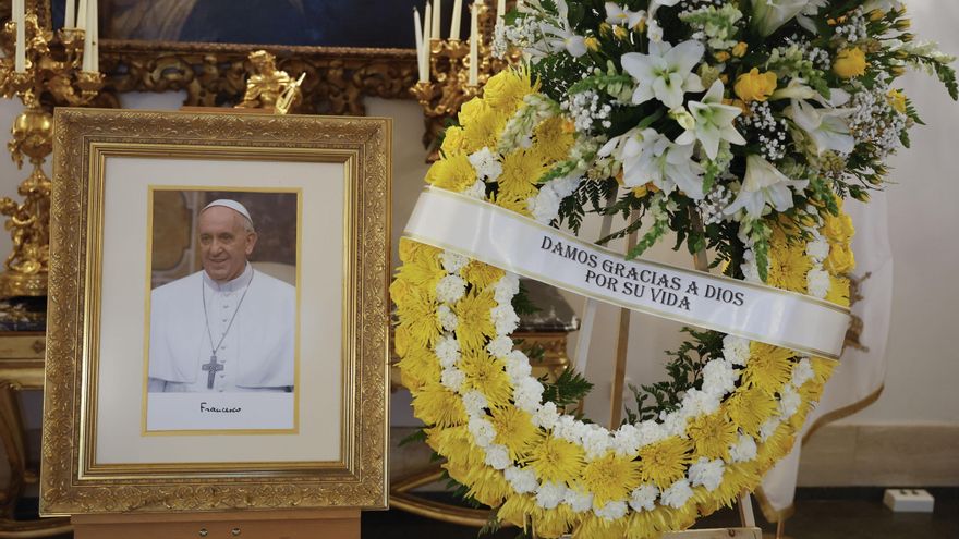 La Nunciatura abre un libro de condolencias para que los fieles despidan al papa Francisco