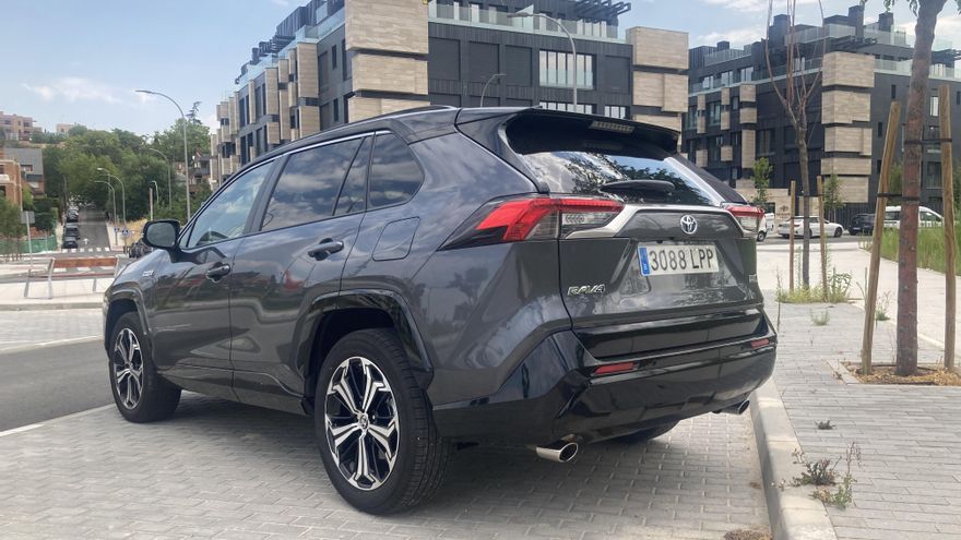 Para distinguir a simple vista el RAV4 Plug-in Hybrid del híbrido convencional hay que fijarse en unas discretas menciones salpicadas por la carrocería.