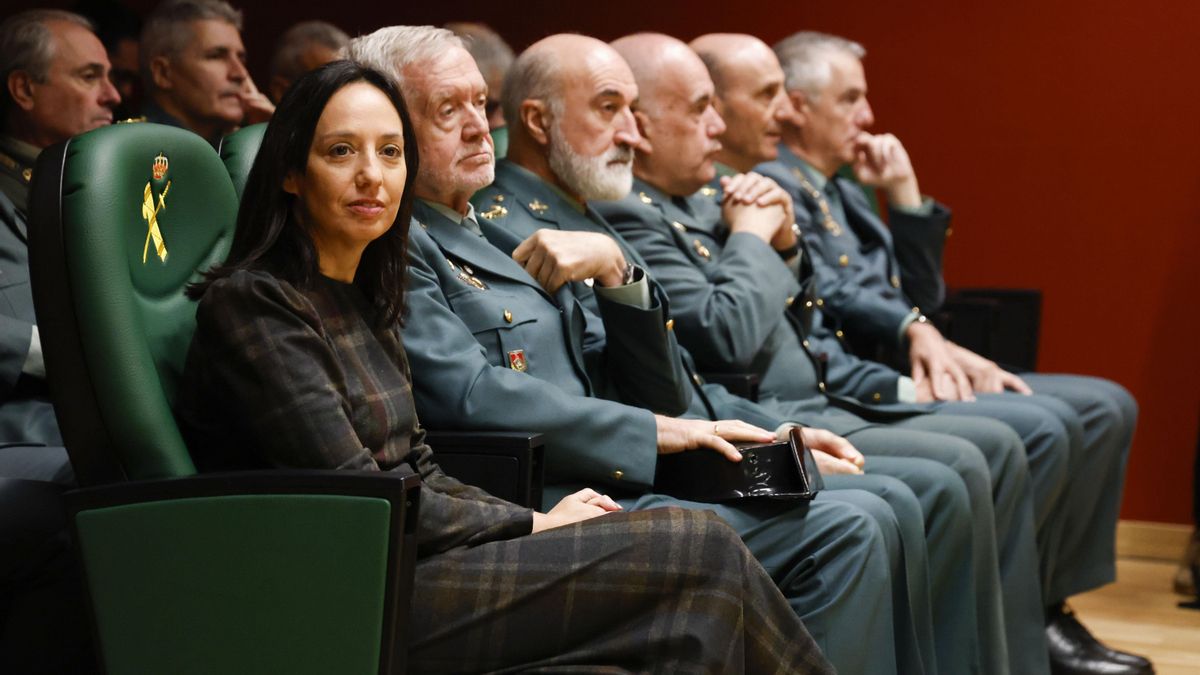 Mercedes Gallizo y el general Llamas (a su derecha) en un acto de la Guardia Civil