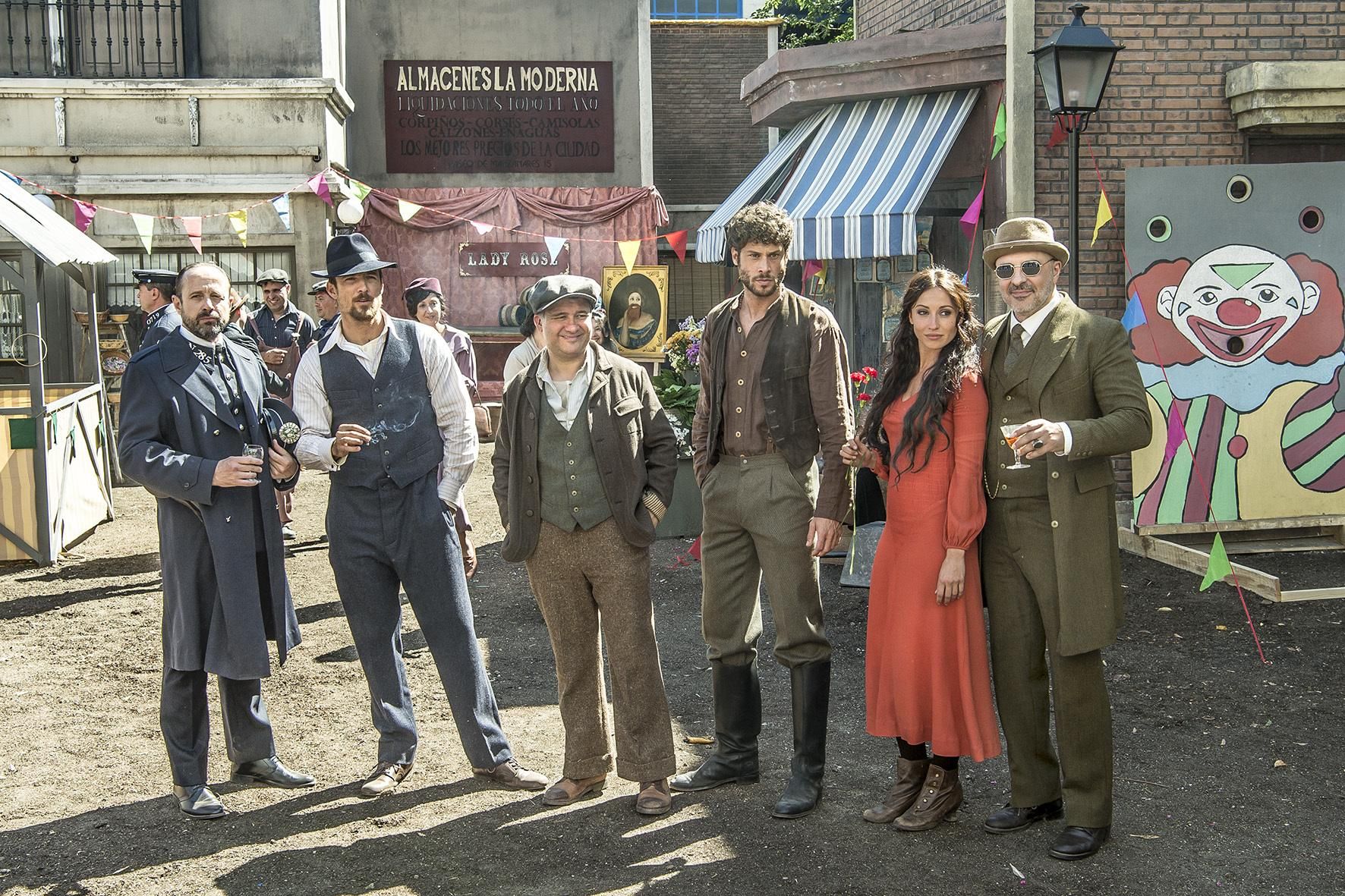 Visita al rodaje de El continental, la nueva serie de Álex García y Michelle Jenner en TVE
