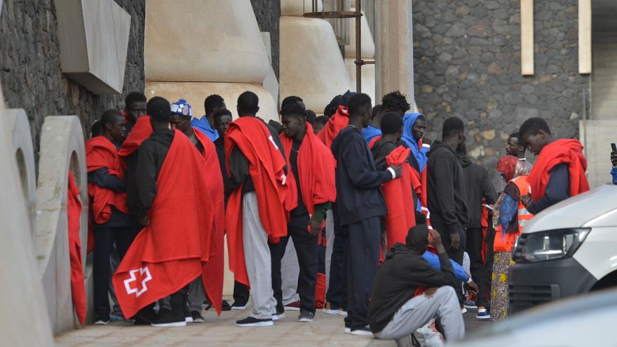 Salvamento Marítimo ha rescatado este martes en aguas cercanas a El Hierro un cayuco en el que viajaban 88 personas