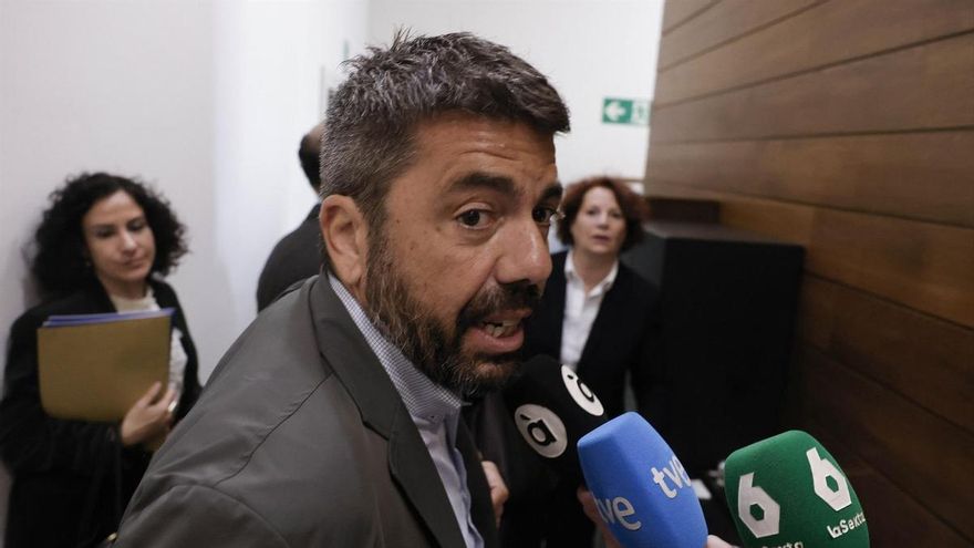 El diputado Carlos Mazón atiende a los medios al término de la sesión de control, en Les Corts Valencianes, a 1 de abril de 2026, en Valencia, Comunidad Valenciana (España).