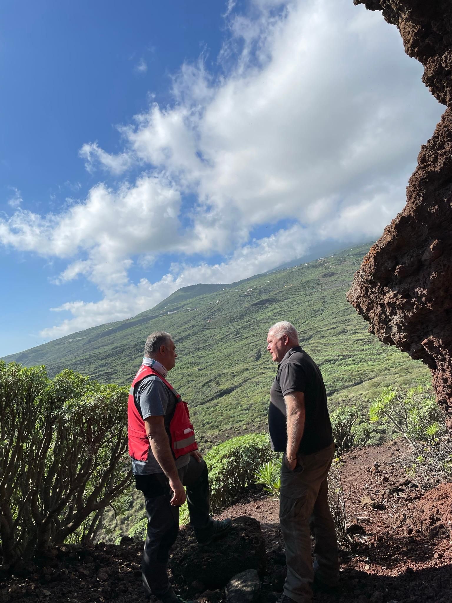 Stavros Meletlidis y Jorge Pais en el yacimiento de La Cucaracha. Foto: JORGE PAIS