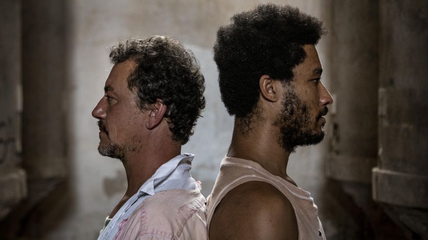 Los actores Roger Casamajor y Òscar Kapoya, los dos protagonistas de 'El vientre del mar'