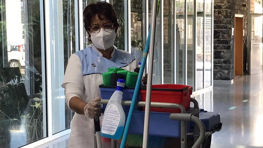 Milagros, trabajadora de limpieza en el centro de Salud de Agaete.