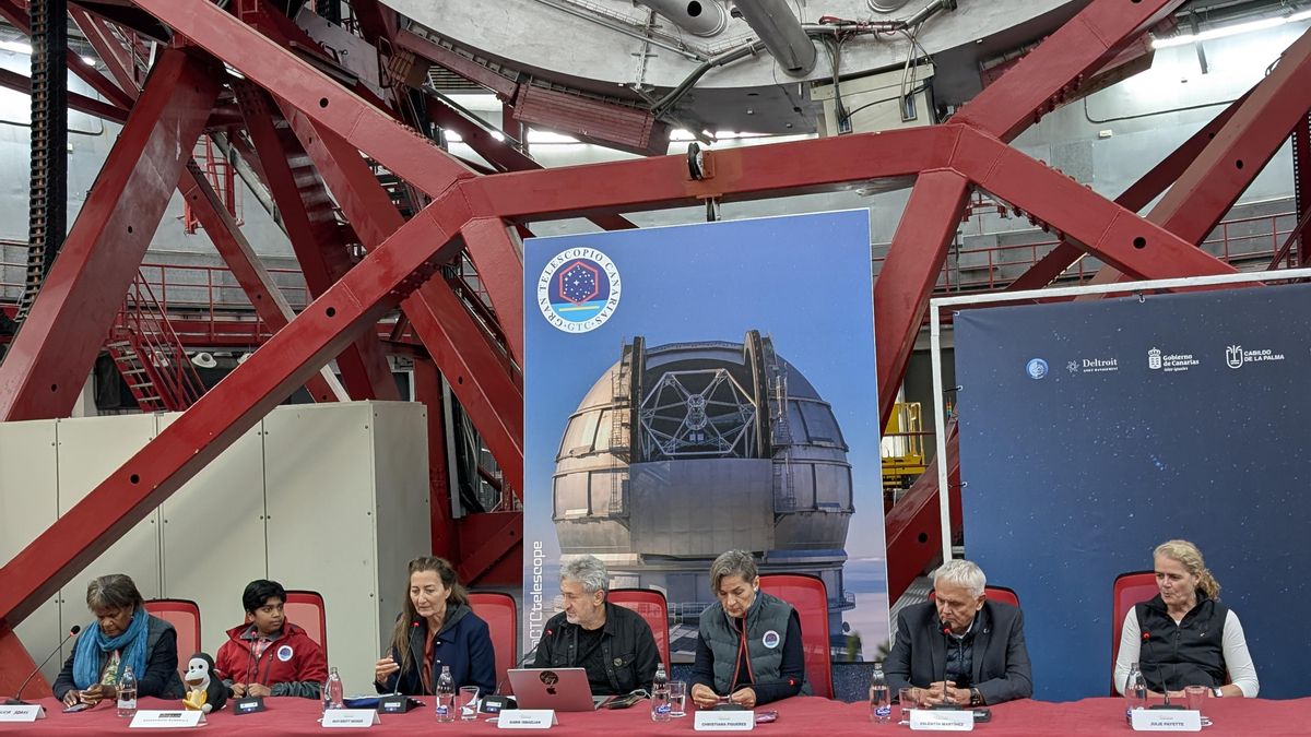 Un vaso de agua bajo la cúpula del Gran Telescopio Canarias