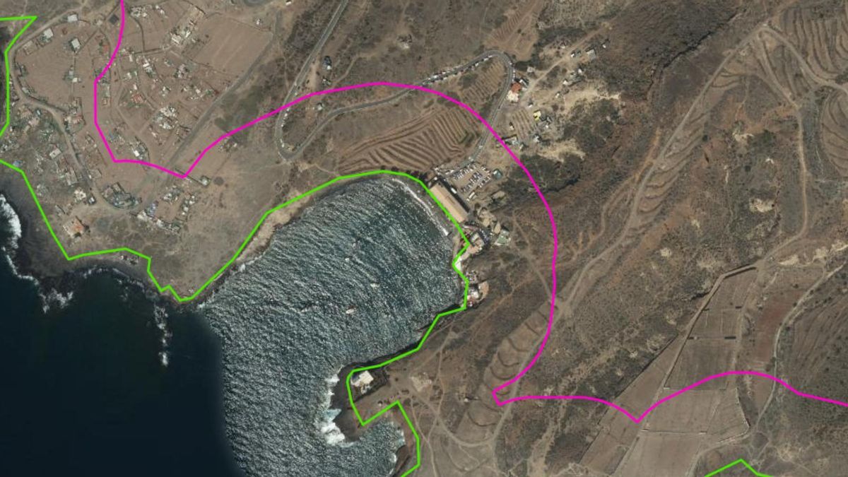 Deslinde en El Puertito de Adeje, sur de Tenerife. La línea rosa marca el final de la franja de protección del litoral, de unos cien metros tierra adentro