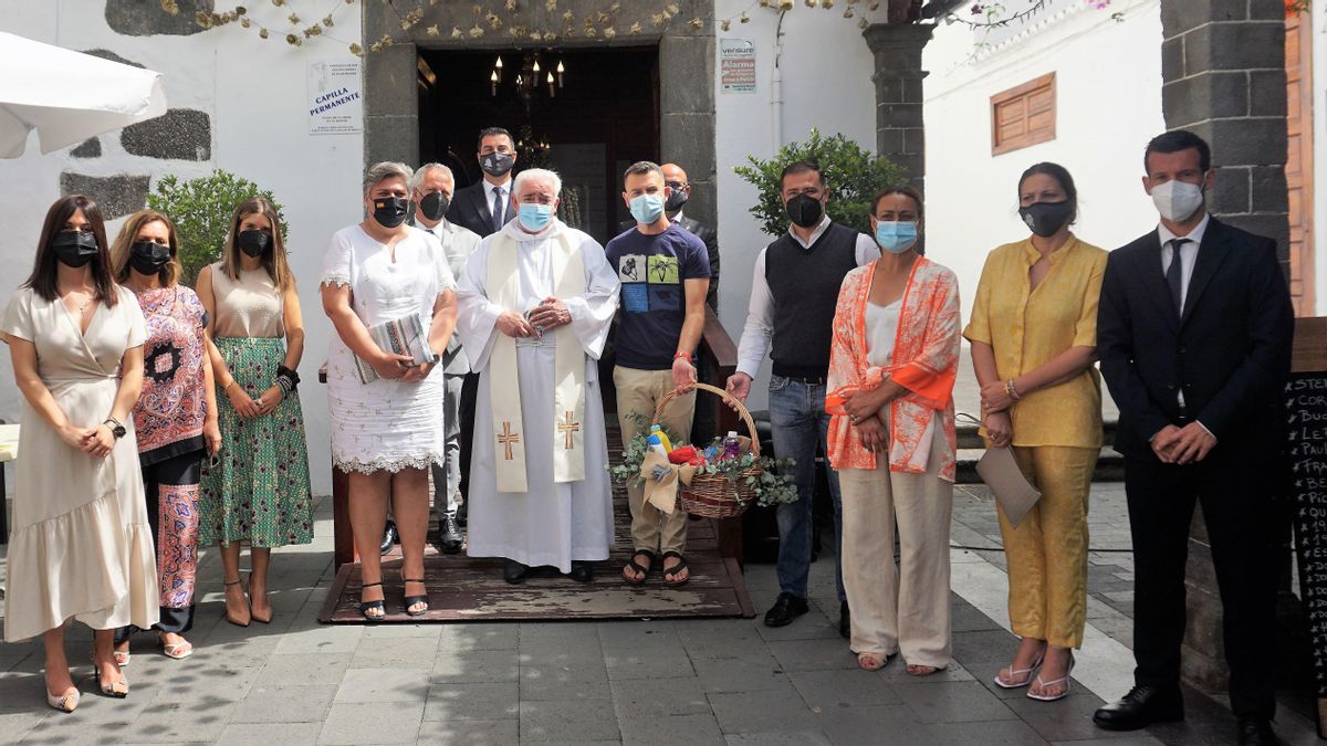 Un momento de la ofrenda de miembros de la Corporación de Los Llanos a la ofrenda a la Patrona de Aridane.
