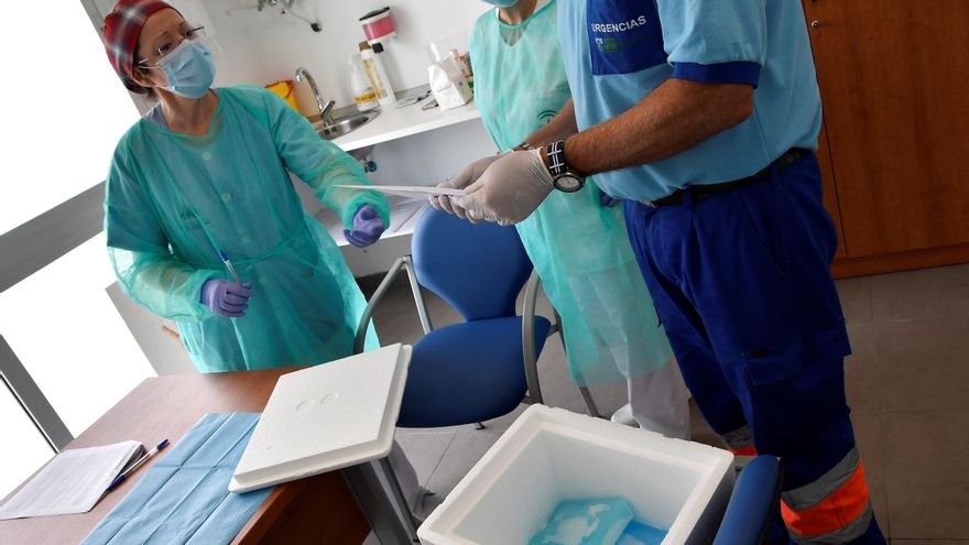Un operario recoge pruebas de prevalencia en el centro de salud Cruz de Caravaca de Almería.