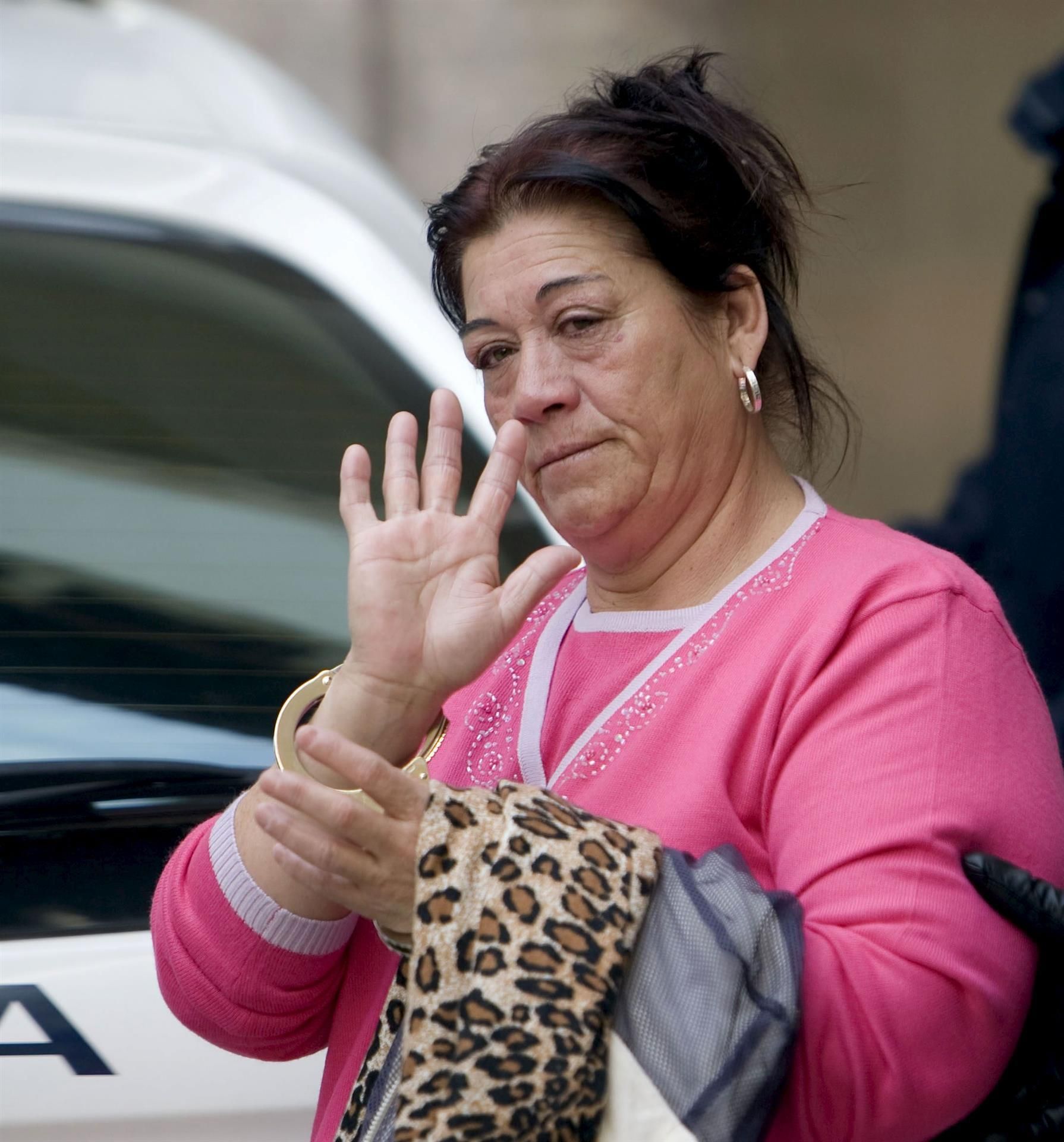 'La Paca', saludando al término de la segunda sesión de uno de los juicios que la sentó en el banquillo, el del 'caso Son Banya'