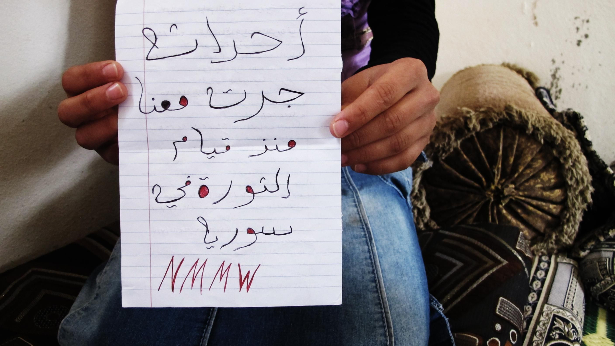 ‘Lo que pasó con nosotros desde el comienzo de la revolución’ se lee en la primera página del diario de Nermin. La familia tomó un autobús a la frontera con Turquía. Allí, pasó dos días en un campo de tránsito junto a la frontera pero decidió quedarse en Siria. Encuentran una casa no muy lejos de allí, aislada de los núcleos de población. “La casa estaba vacía. Nos quedamos desde el 19 de septiembre hasta…”. El diario se detiene aquí.