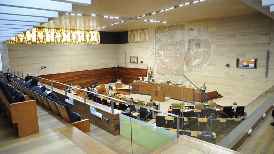 Un momento de la celebración del Pleno de la Asamblea de Extremadura este jueves.