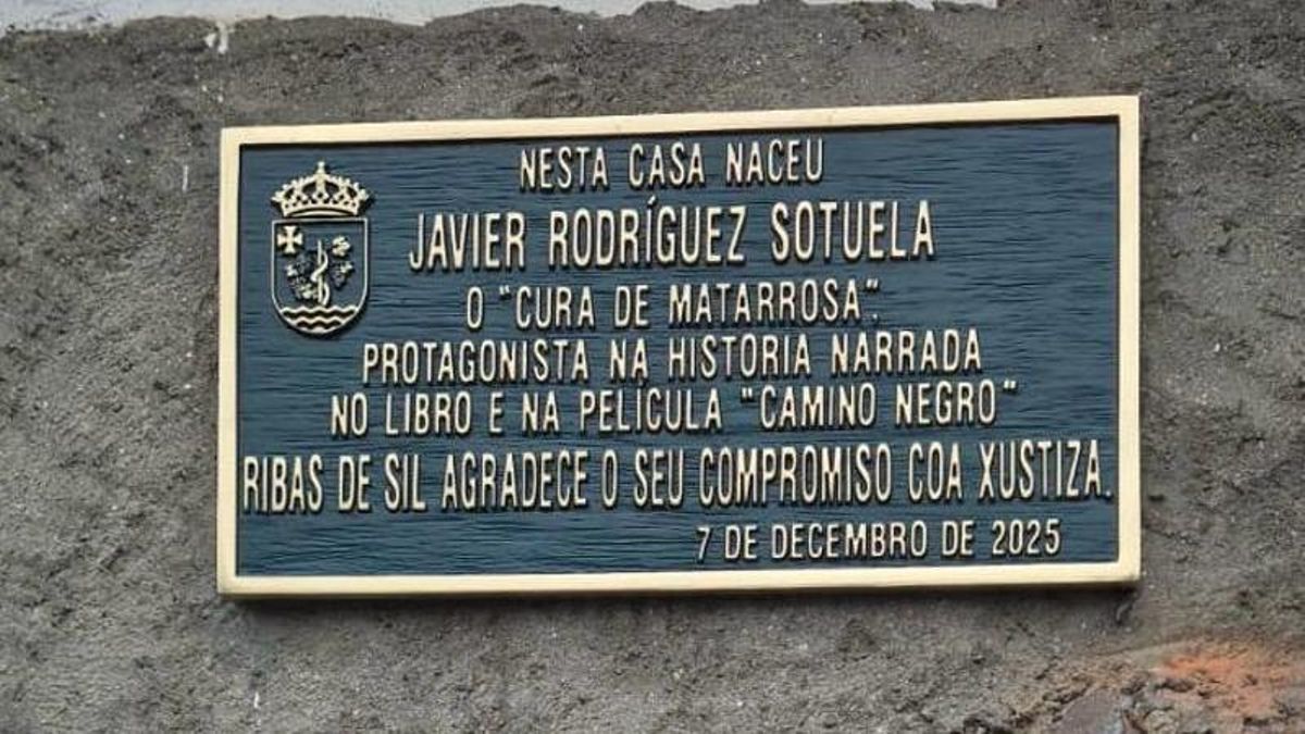 Placa de homenaje de Ribas de Sil a Javier Rodríguez Sotuela. 