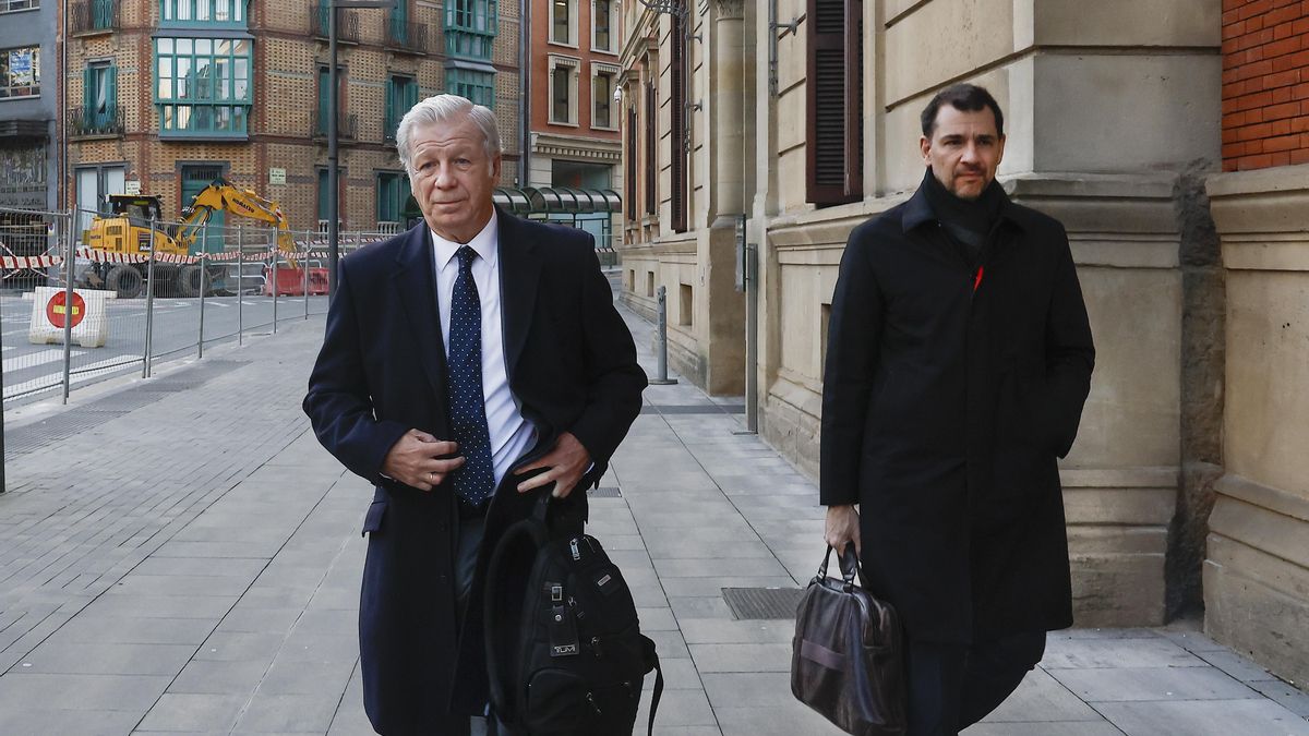 El miembro del comité de dirección del grupo Joaquin Mollinedo (i), que había sido designado por Acciona para comparecer en lugar de Entrecanales, ha acudido junto con el abogado del grupo José Julio Figueroa (d) a la Cámara Foral, donde han dejado constancia de que han acudido en el registro del Parlamento. EFE/Villar López