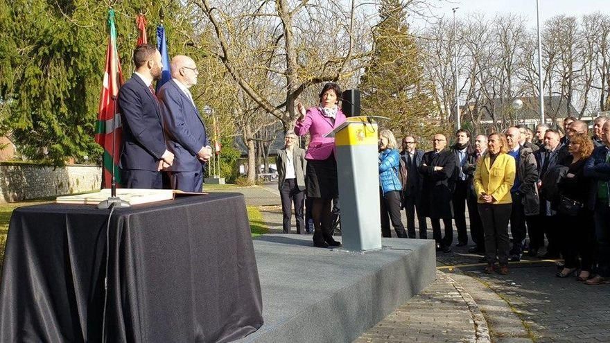 28 de febrero: Denis Itxaso toma posesión en euskara