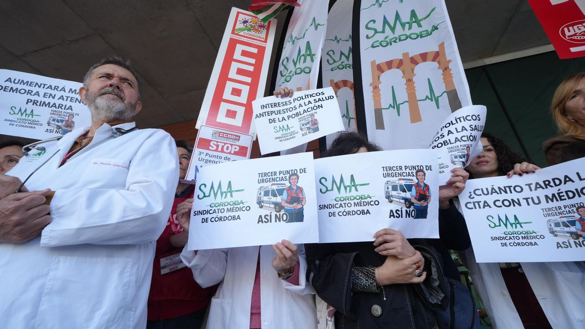 Médicos protestan en el centro Castilla del Pino