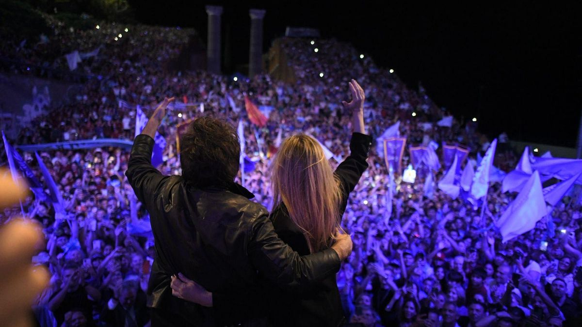 Javier y Karina Milei en Rosario, durante el acto de cierre de campaña de La Libertad Avanza.