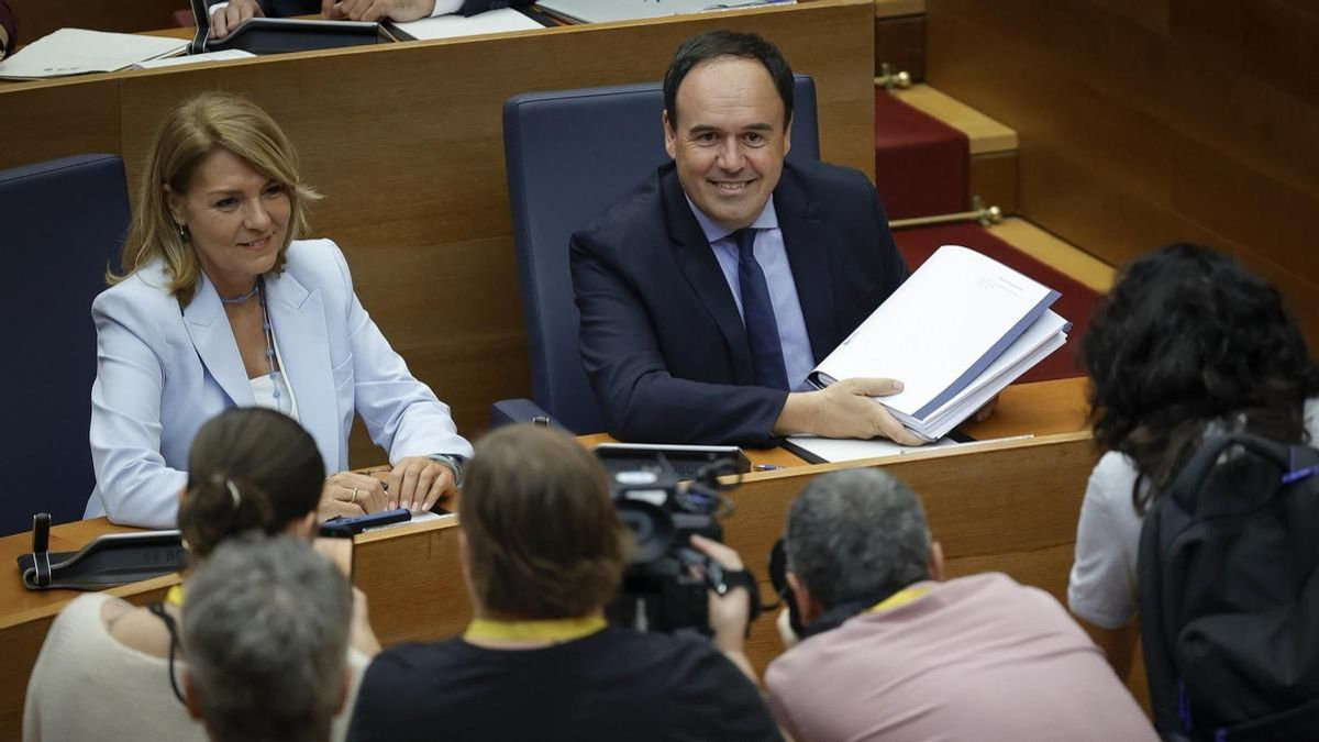 El president de la Generalitat anuncia projectes per valor de 3.500 milions però pateix per la indefinició de la seua candidatura