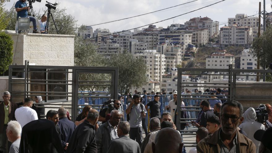 Familiares de presos palestinos esperan su liberación tras el alto el fuego. Decenas de familias palestinas aguardan, frente al Palacio de Cultura en Ramala, la liberación de sus seres queridos de cárceles israelíes, en el marco del acuerdo de alto el fuego y tras la liberación de 20 rehenes israelíes vivos de la Franja de Gaza. EFE/Patricia Martínez