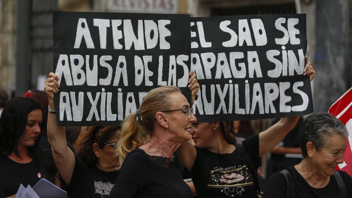 Manifestación de las trabajadoras del Servicio de Ayuda a Domicilio