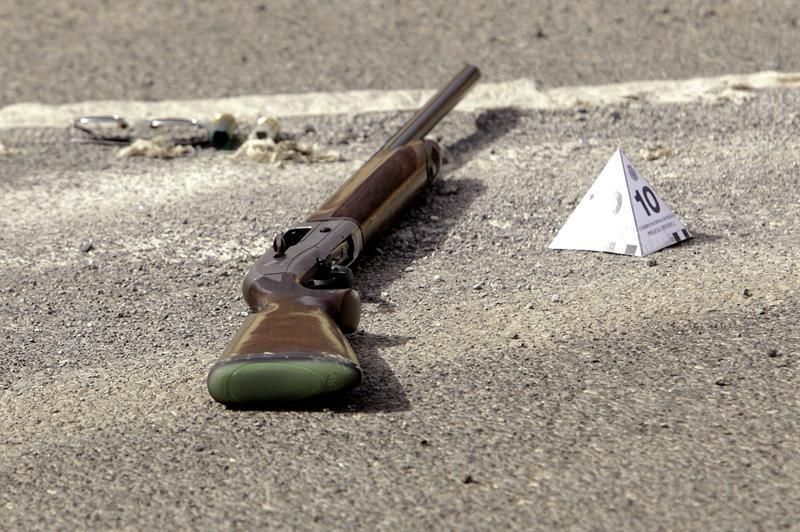 El arma con el que fueron efectuados los disparos. (EFE/Ángel Medina G.)