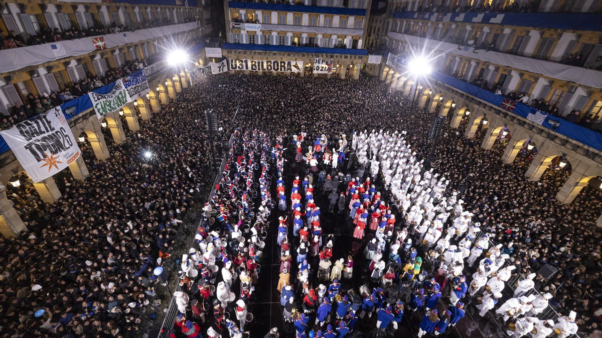 La plaza Constitución llena de donostiarras celebrando la izada centenaria en la Tamborrada 2026