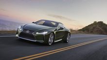 El sistema de propulsión híbrido del Lexus LC500h rinde 359 caballos de potencia.
