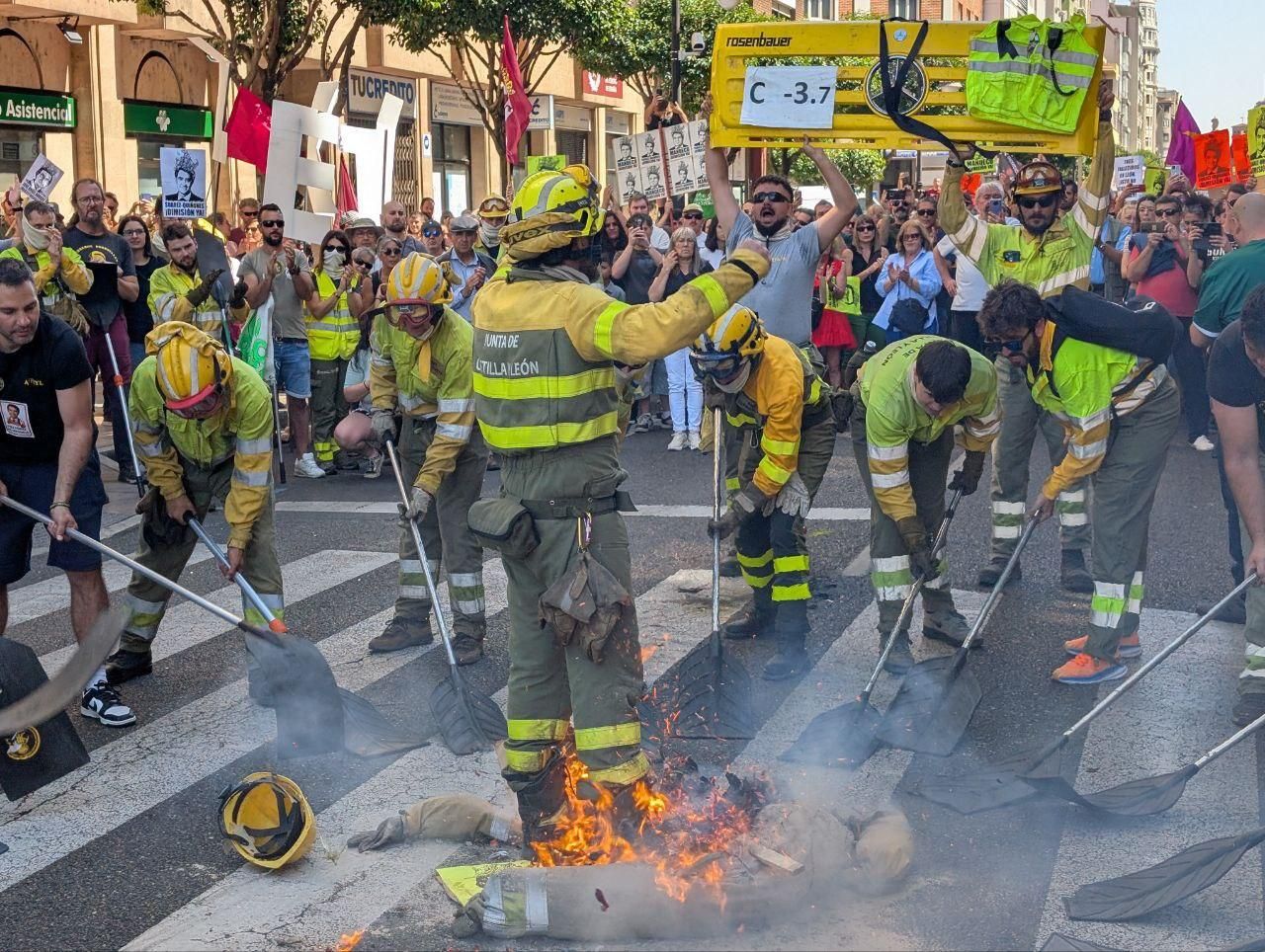 Protesta en León contra la gestión de la Junta de los incendios forestales de este verano.